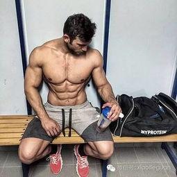 肌肉男被打腹肌的视频,惊人场面引网友热议